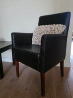 2 Donkerbruine stoelen en houten bijzettafel., Ophalen, 75 tot 100 cm, 50 tot 75 cm