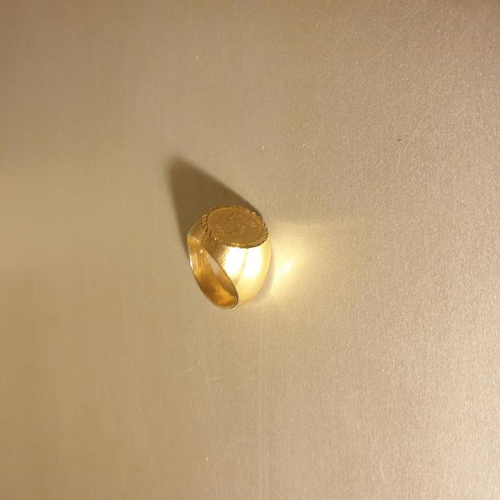 Gouden zegelring met munt, Sieraden, Tassen en Uiterlijk, Ringen, Zo goed als nieuw, Dame of Heer, 19 tot 20, Goud, Goud, Ophalen of Verzenden