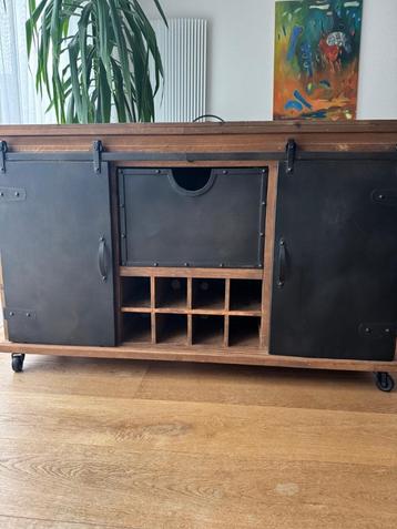 Een mooie design dressoir hout  beschikbaar voor biedingen