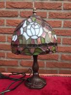 stijlvolle Tiffany lamp, bloemen-motief, 35 cm hoog, Huis en Inrichting, Lampen | Tafellampen, Ophalen of Verzenden, Zo goed als nieuw