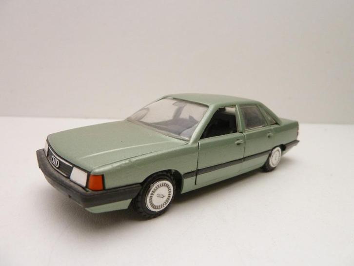 AUDI 100  '' Conrad '', Hobby en Vrije tijd, Modelauto's | 1:43, Zo goed als nieuw, Auto, Overige merken, Ophalen of Verzenden