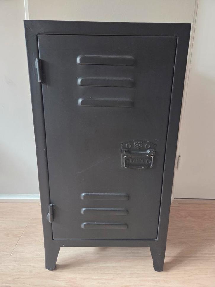 Zwart metalen nachtkastje, Huis en Inrichting, Kasten | Lockerkasten, Gebruikt, Ophalen