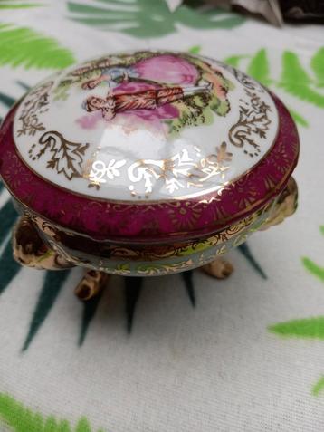 Oud porcelijn aardewerk vintage bijouterie doosje. beschikbaar voor biedingen