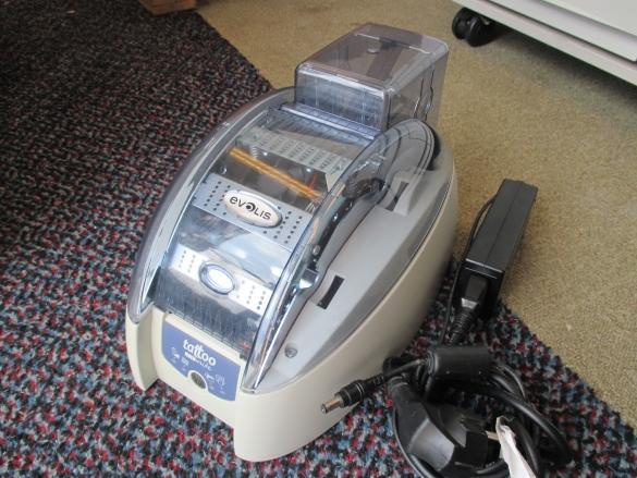 EVOLIS Tattoo Rewrite Kaart Card Printer USB 300 DPI  Win 7, Computers en Software, Printers, Gebruikt, Printer, Overige technieken