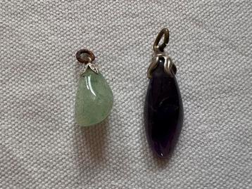 Twee hangertjes: amethist en smaragd (verzilverd) beschikbaar voor biedingen