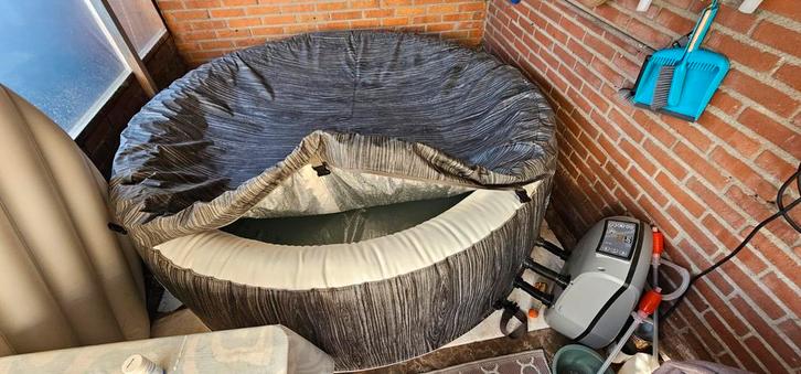 Opblaasbare Jacuzzi - Heerlijk Ontspannen!, Tuin en Terras, Bubbelbaden en Hottubs, Zo goed als nieuw, Opblaasbaar, Afdekzeil