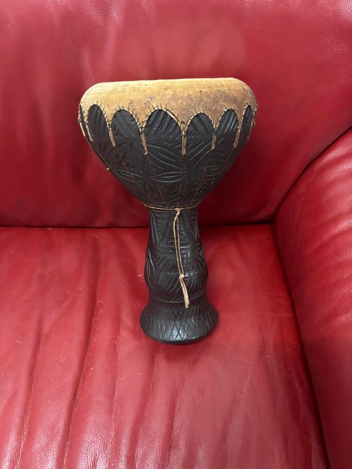 Handgemaakte djembe trommel – klei en leer, Muziek en Instrumenten, Standaards, Ophalen