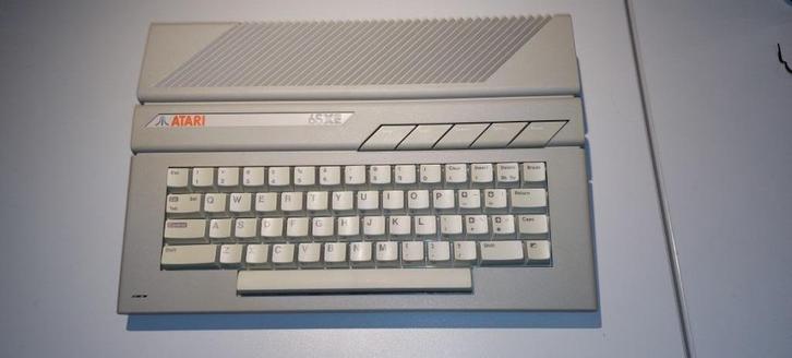 Atari 65XE + cartridges, Computers en Software, Vintage Computers, Ophalen of Verzenden