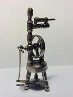Zilveren miniatuur spinnenwiel, zilversmid C.A. Stout, Verzenden, Zilver