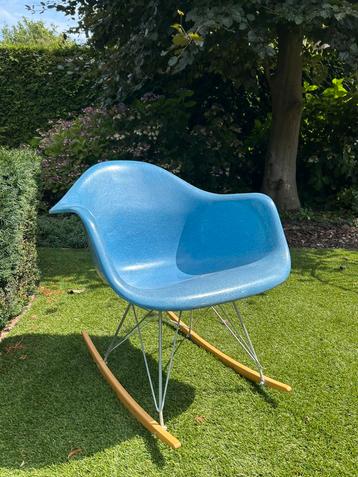 Vintage Eames RAR Rocket chair licht blauw beschikbaar voor biedingen