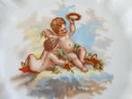 Twee mooie antieke bordjes van porselein met putti's 21,5 cm, Ophalen of Verzenden