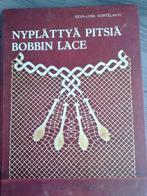 Kantklossen boek : Nyplattya pitsia - Bobbin lace, Hobby en Vrije tijd, Kantklossen, Boek of Tijdschrift, Zo goed als nieuw, Verzenden