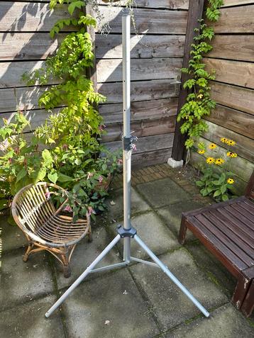 Aluminium tripod standaard beschikbaar voor biedingen