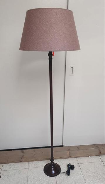 Nieuwe staande lamp met vloerschakelaar.  beschikbaar voor biedingen