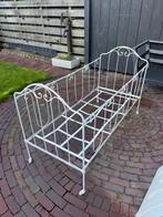 Vintage meisjesbed wit metaal, Antiek en Kunst, Antiek | Meubels | Bedden, Ophalen