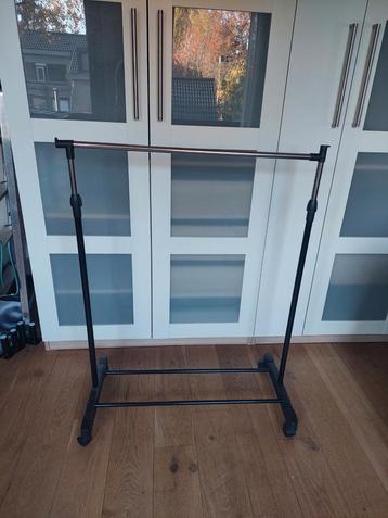Verstelbaar Kledingrek met wieltjes beschikbaar voor biedingen