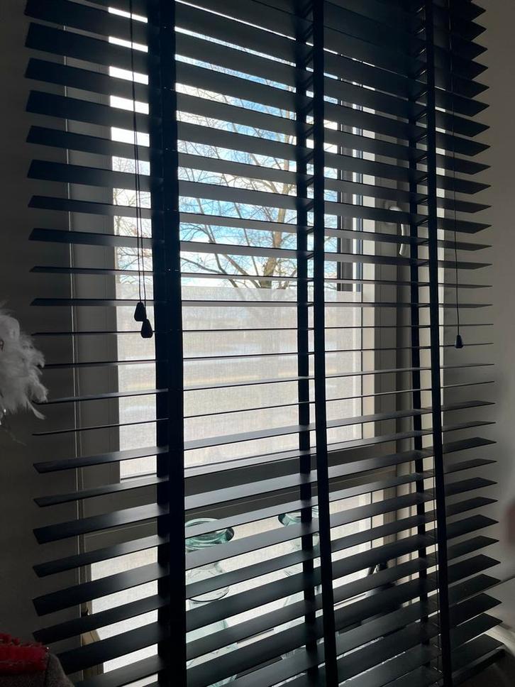 Zwarte houten jaloezieën, Huis en Inrichting, Stoffering | Gordijnen en Lamellen, Gebruikt, 100 tot 150 cm, 50 tot 100 cm, Zwart