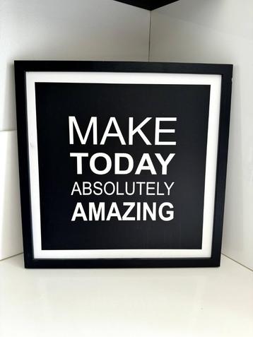 Vierkante lijst “MAKE TODAY ABSOLUTELY AMAZING beschikbaar voor biedingen