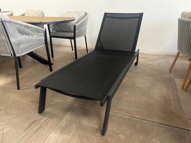 Ligbed | Black | Aluminium & Textileen | Stapelbaar, Tuin en Terras, Ligbedden, Zo goed als nieuw, Aluminium, Verstelbaar, Verrijdbaar