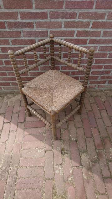Zitstoeltje met rieten zitting beschikbaar voor biedingen