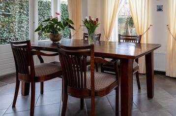 4 charmante / klassieke eetkamerstoelen. beschikbaar voor biedingen