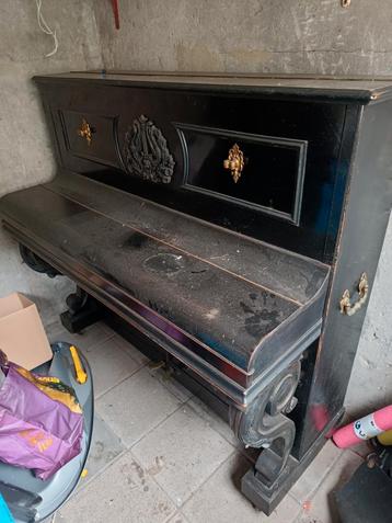 Oude Piano. Heeft aandacht nodig. Klinkt vals beschikbaar voor biedingen