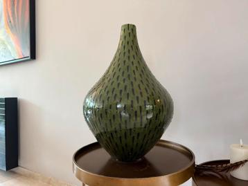 Prachtige zware groene vaas met glas-effect. Circa 50cm hoog beschikbaar voor biedingen