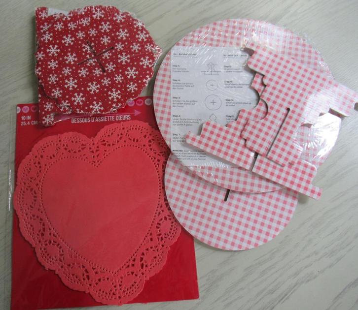Cup cake houder, rode doilys, Hobby en Vrije tijd, Taarten en Cupcakes maken, Nieuw, Versiering, Taarten of Cupcakes, Ophalen