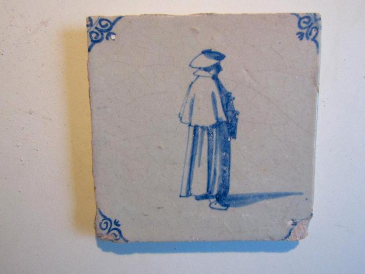 een 17e eeuwse tegel met een monnik, Antiek en Kunst, Antiek | Wandborden en Tegels, Ophalen of Verzenden