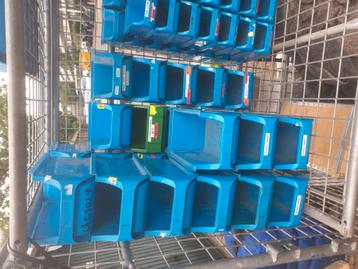 Assortiment bakjes verschillende formaten beschikbaar voor biedingen