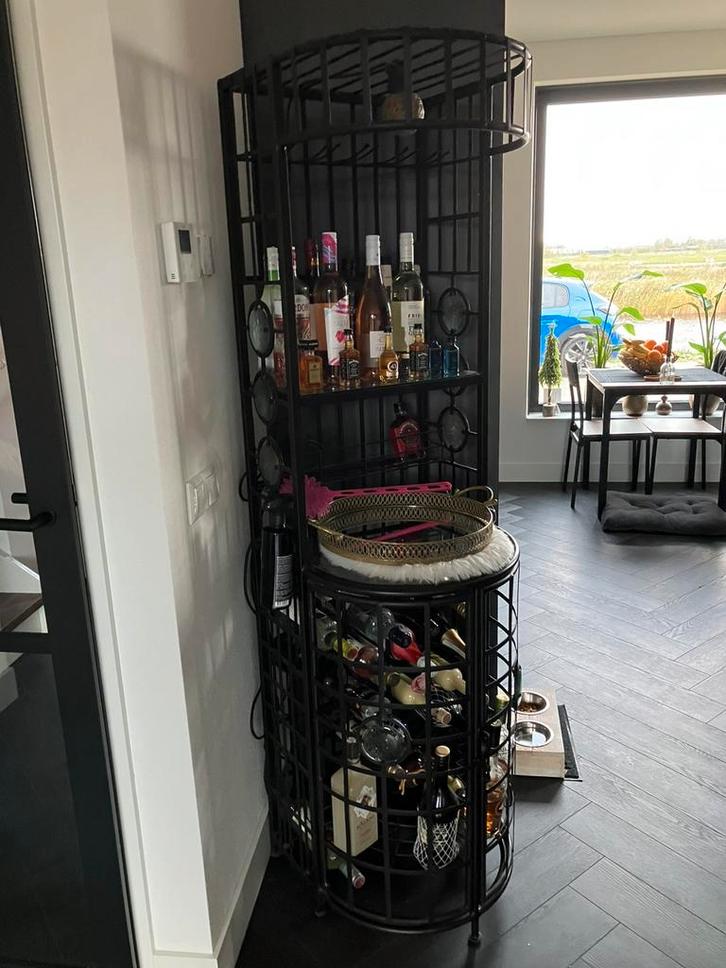Wijnbar te koop. Kleur zwart., Huis en Inrichting, Woonaccessoires | Wijnrekken, Zo goed als nieuw, 75 cm of meer, Metaal, 25 flessen of meer