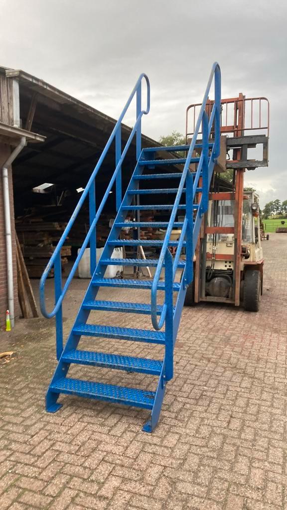 Stalen trap, Doe-het-zelf en Verbouw, Ladders en Trappen, Zo goed als nieuw, 2 tot 4 meter, Ophalen of Verzenden