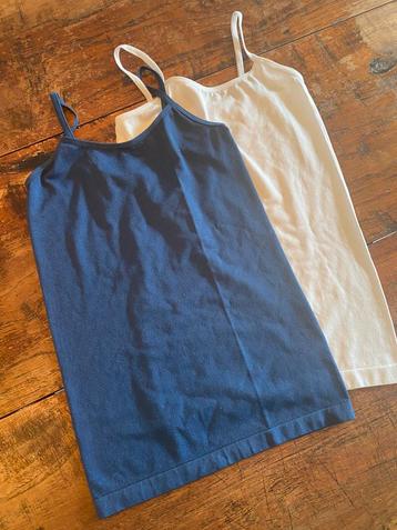 Nieuwe, naadloze hemden, donkerblauw en wit, maat 140-152 beschikbaar voor biedingen