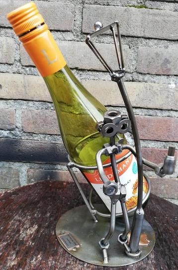 Wijnfleshouder. Mannen van staal. Handmade. beschikbaar voor biedingen