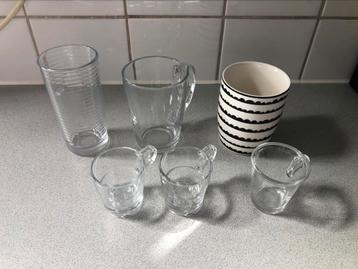 Glazen en mokken los divers beschikbaar voor biedingen