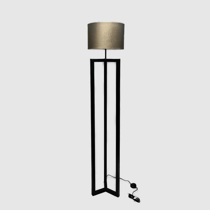 Vloerlamp van staal met luxe uitstraling, Huis en Inrichting, Lampen | Vloerlampen, Nieuw, 100 tot 150 cm, Metaal, Ophalen of Verzenden