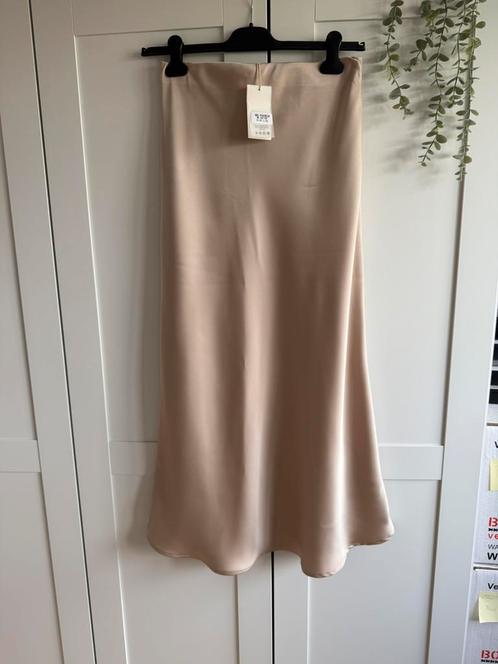 Nieuw! Lange rok van beige satijn, maat past bij M, Kleding | Dames, Rokken, Nieuw, Maat 38/40 (M), Beige, Onder de knie, Ophalen of Verzenden