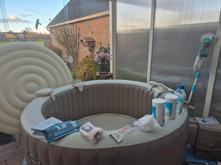 Opblaasbare Jacuzzi 4 persoons pure spa Intex - Compleet!, Tuin en Terras, Bubbelbaden en Hottubs, Zo goed als nieuw, Opblaasbaar