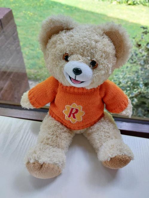 NIEUW beertje ROBIJNTJE met oranje truitje,  34 cm. lengte,, Verzamelen, Beren en Cherished Teddies, Nieuw, Stoffen beer, Overige merken