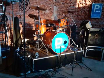 Drumpodium, drumspul; tomhouder, pedaal, woodblock, cowbell. beschikbaar voor biedingen