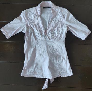 Zacht rode blouse met gehaakt / ruche details. beschikbaar voor biedingen