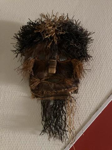 3 houten afrikaanse maskers en n schild beschikbaar voor biedingen