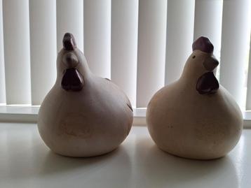 Twee leuke decoratieve kippen beschikbaar voor biedingen