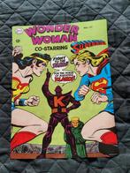 Comic affiche/ poster Wonder Woman co-starring supergirl, Boeken, Ophalen of Verzenden, Zo goed als nieuw