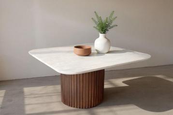 Travertin salontafel met houten voet – 80x80x40 cm beschikbaar voor biedingen