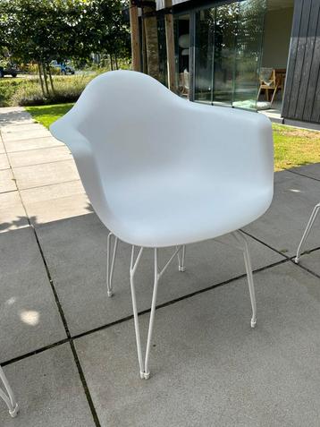 Mooie witte kuipstoelen beschikbaar voor biedingen