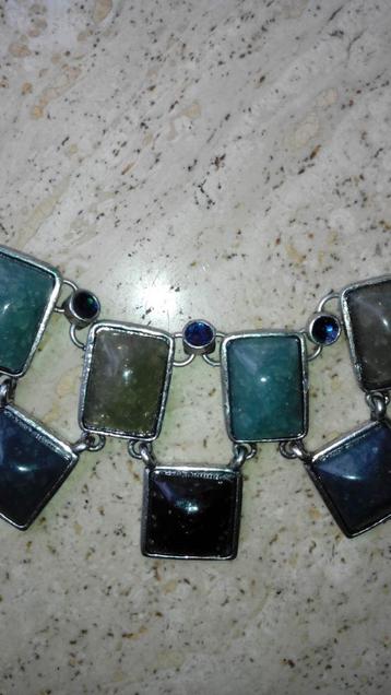 Mooie Ibiza ketting met grijze, blauwe en groene stenen beschikbaar voor biedingen
