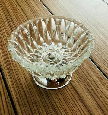 Glazen bonbonschaaltje met metalen voet beschikbaar voor biedingen