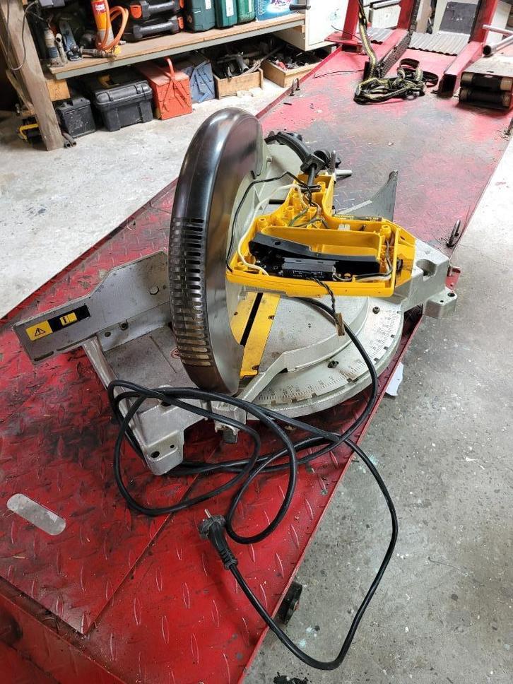 Dewalt 705 afkortzaag voor onderdelen, Doe-het-zelf en Verbouw, Gereedschap | Zaagmachines, Gebruikt, Afkortzaag, 1200 watt of meer