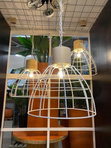 Nieuw metalen hanglamp / draadlamp wit met houten top beschikbaar voor biedingen